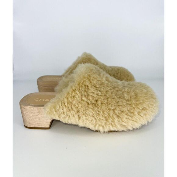 CHANEL 2022 Beige SHEARLING LAMBSKIN CC Logo Fuzzy Low Heel Clogs Size E… - Picture 4 of 15